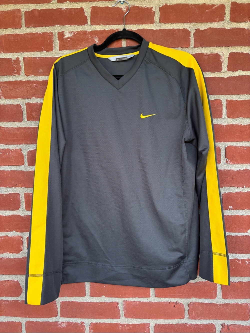 Nike Men’s Gray & Yellow Long-Sleeve Athletic sweatshirt